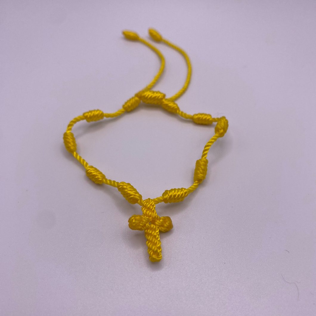 Brazalete con cruz amarillo