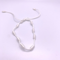 Brazaletes de hilo blanco