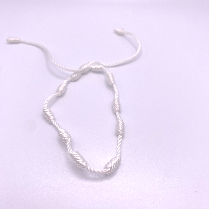 Brazaletes de hilo blanco