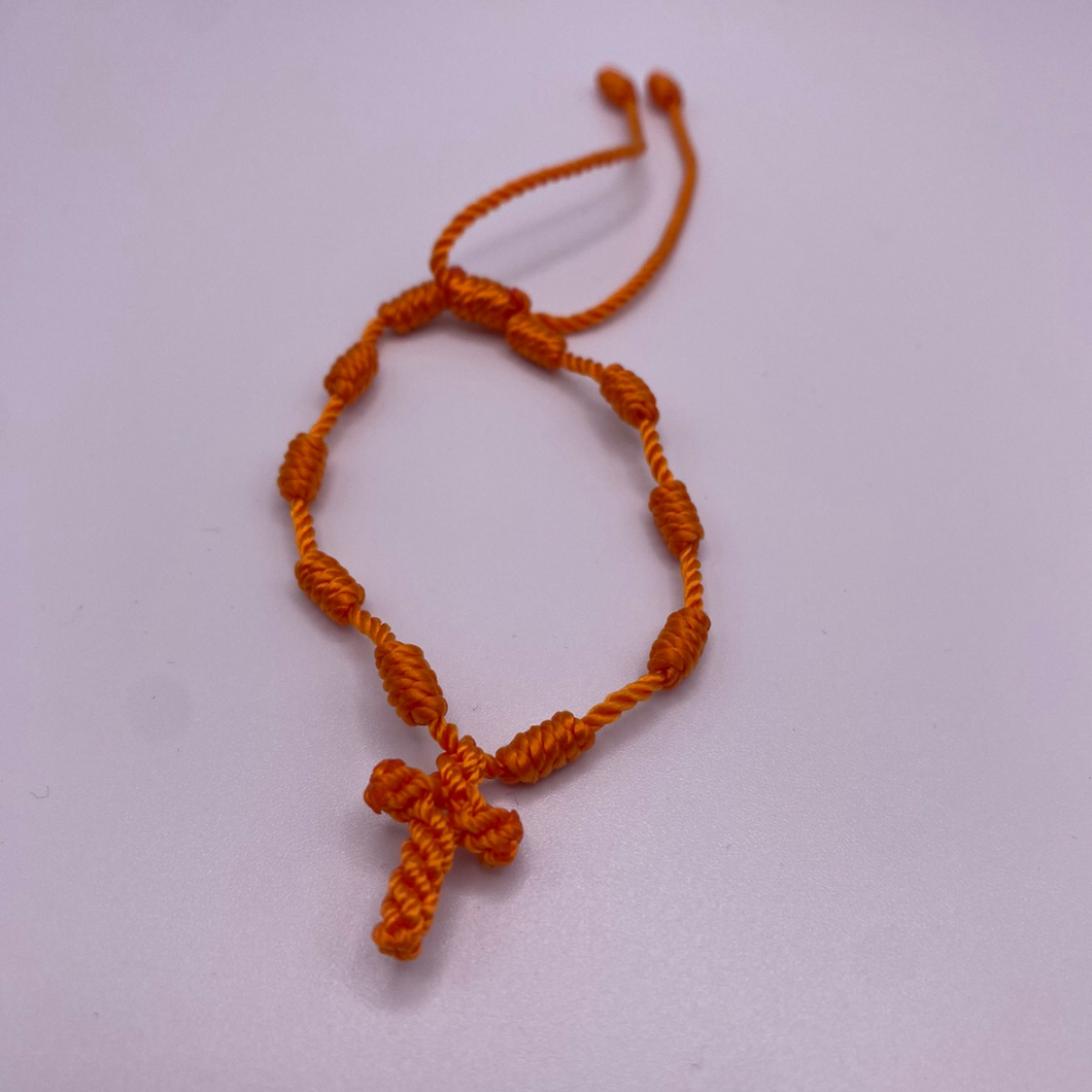 Brazalete con cruz naranja