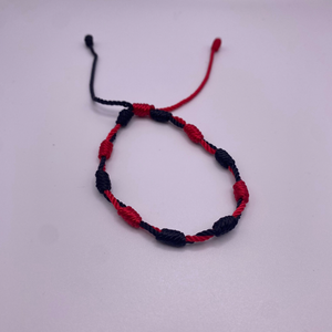 Brazalete con cruz negro y rojo