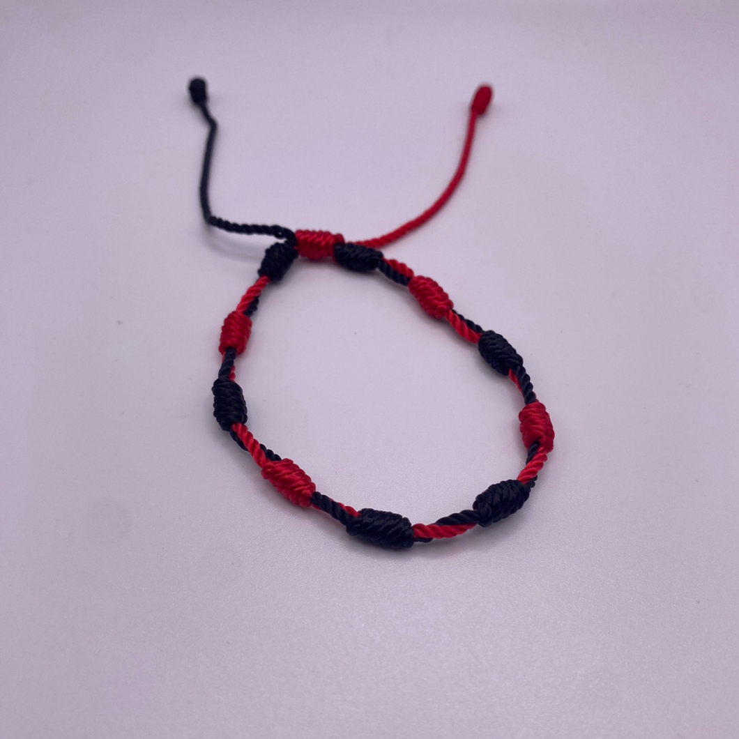 Brazalete con cruz negro y rojo