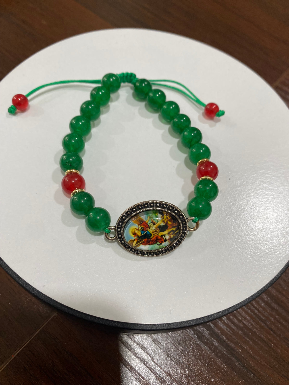 Brazalete San Miguel con Onix verde y rojo.